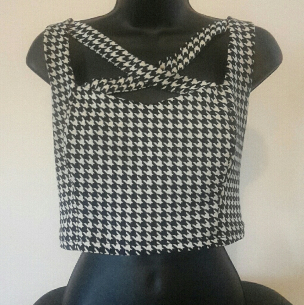 White/black hound's tooth top